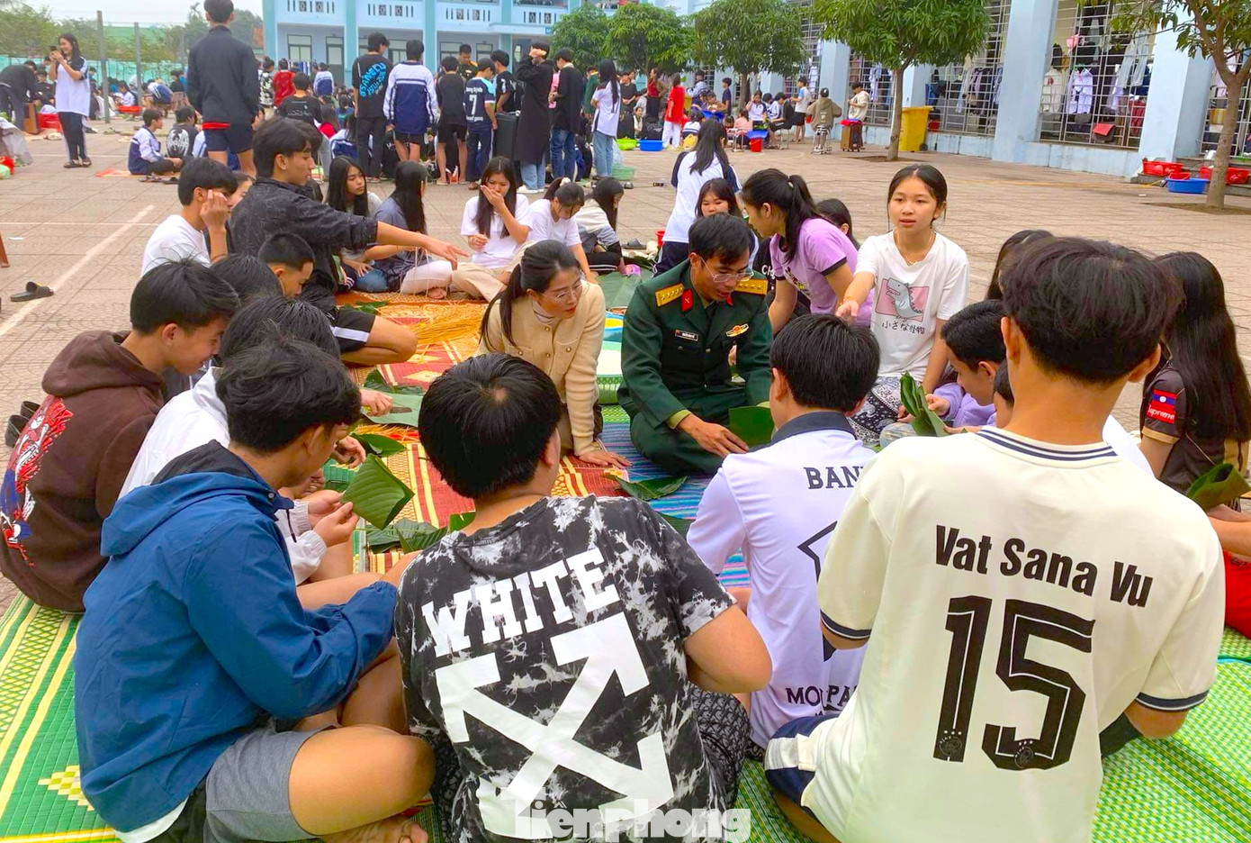 Khoảng sân giữa dãy nhà ký túc xá của trường đã trở thành địa điểm gói bánh chưng khổng lồ với sự tham gia của hơn 700 học sinh Việt Nam và du học sinh Lào đang học tập tại trường. Hoạt động này được tổ chức trước khi các em bước vào kỳ nghỉ Tết.