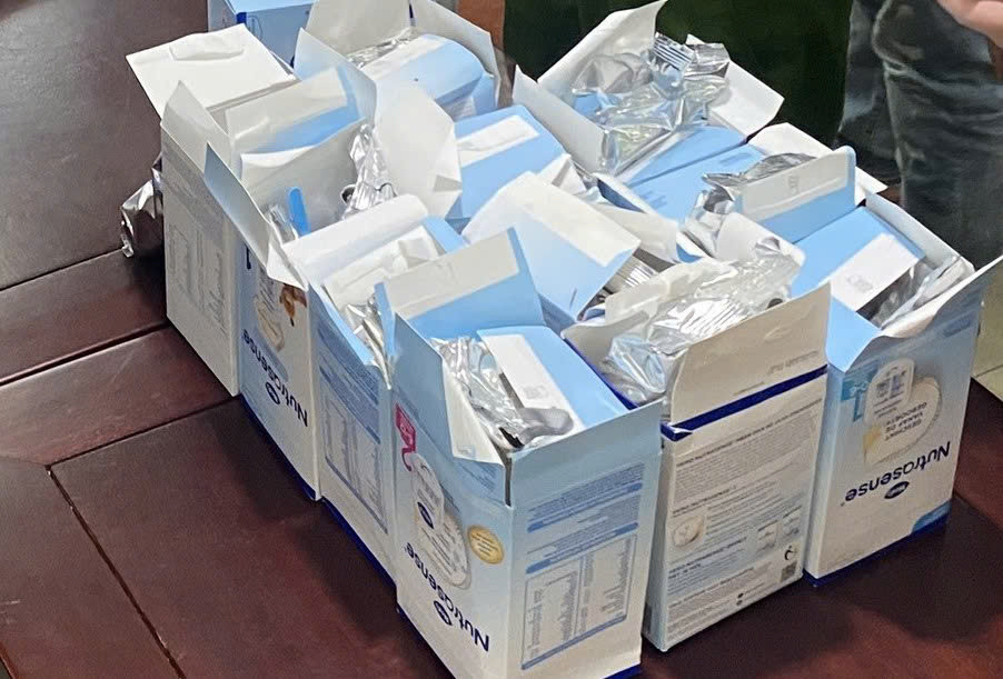 Công an phát hiện có 9,3kg ma túy ketamin được giấu trong 16 kiện hàng sữa gửi từ Châu Âu về Việt Nam.