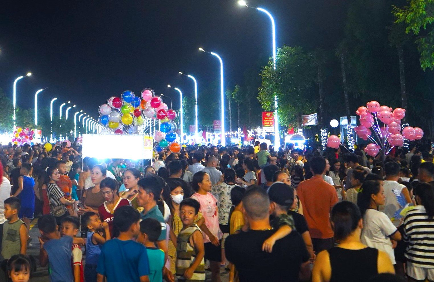 Đối với các hộ kinh doanh tại phố đêm Nguyễn Huệ cần thực hiện tốt văn hóa trong kinh doanh, đa dạng các sản phẩm hàng hóa, đảm bảo chất lượng, phục vụ nhu cầu của người dân và du khách. Đồng thời phải thực hiện nghiêm túc các nội quy, quy chế hoạt động, thể hiện nơi đây là điểm đến, nét đẹp văn hóa, tạo nên dấu ấn tốt đẹp cho du khách khi về với Cửa Lò. Đối với các hộ kinh doanh tại phố đêm Nguyễn Huệ cần thực hiện tốt văn hóa trong kinh doanh, đa dạng các sản phẩm hàng hóa, đảm bảo chất lượng, phục vụ nhu cầu của người dân và du khách. Đồng thời phải thực hiện nghiêm túc các nội quy, quy chế hoạt động, thể hiện nơi đây là điểm đến, nét đẹp văn hóa, tạo nên dấu ấn tốt đẹp cho du khách khi về với Cửa Lò.