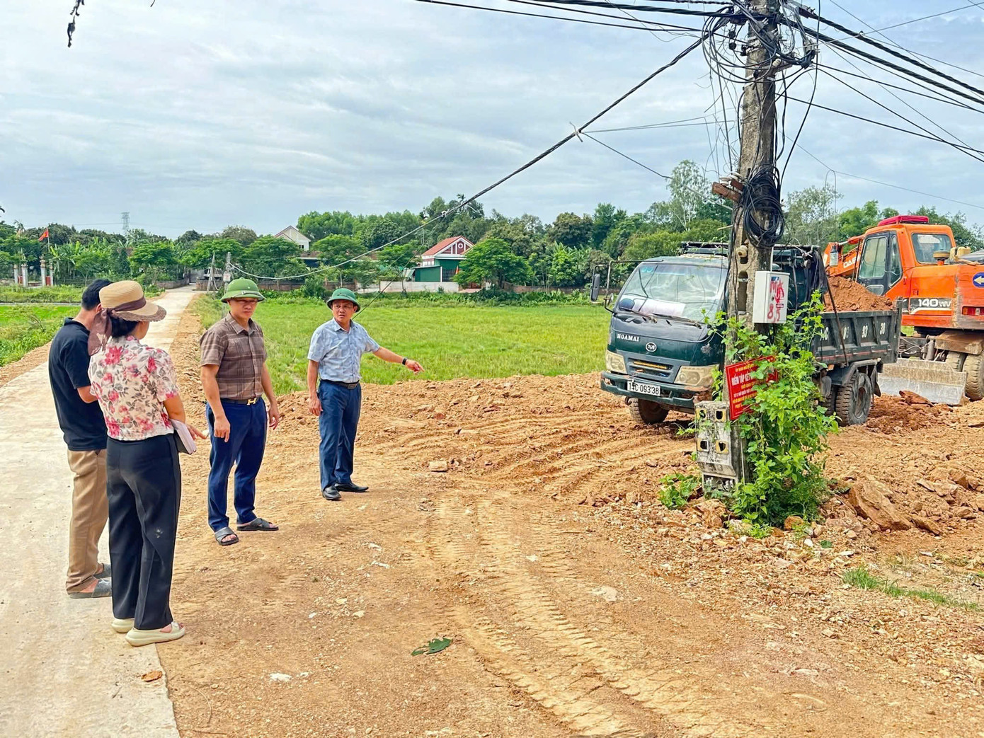 Lực lượng chức năng xã Đại Đồng ngăn chặn một hộ gia đình san lấp trái phép đất nông nghiệp.