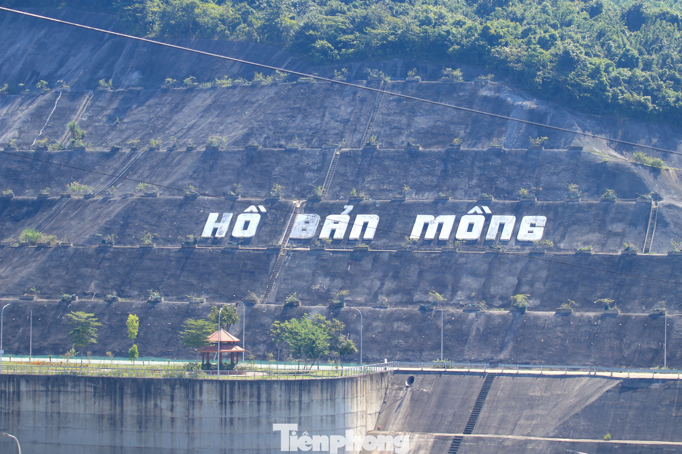 5 khoang tràn xả lũ trên thân đập chính đã được xây dựng xong nhưng chưa được lắp đặt các thiết bị hoạt động cửa xả.