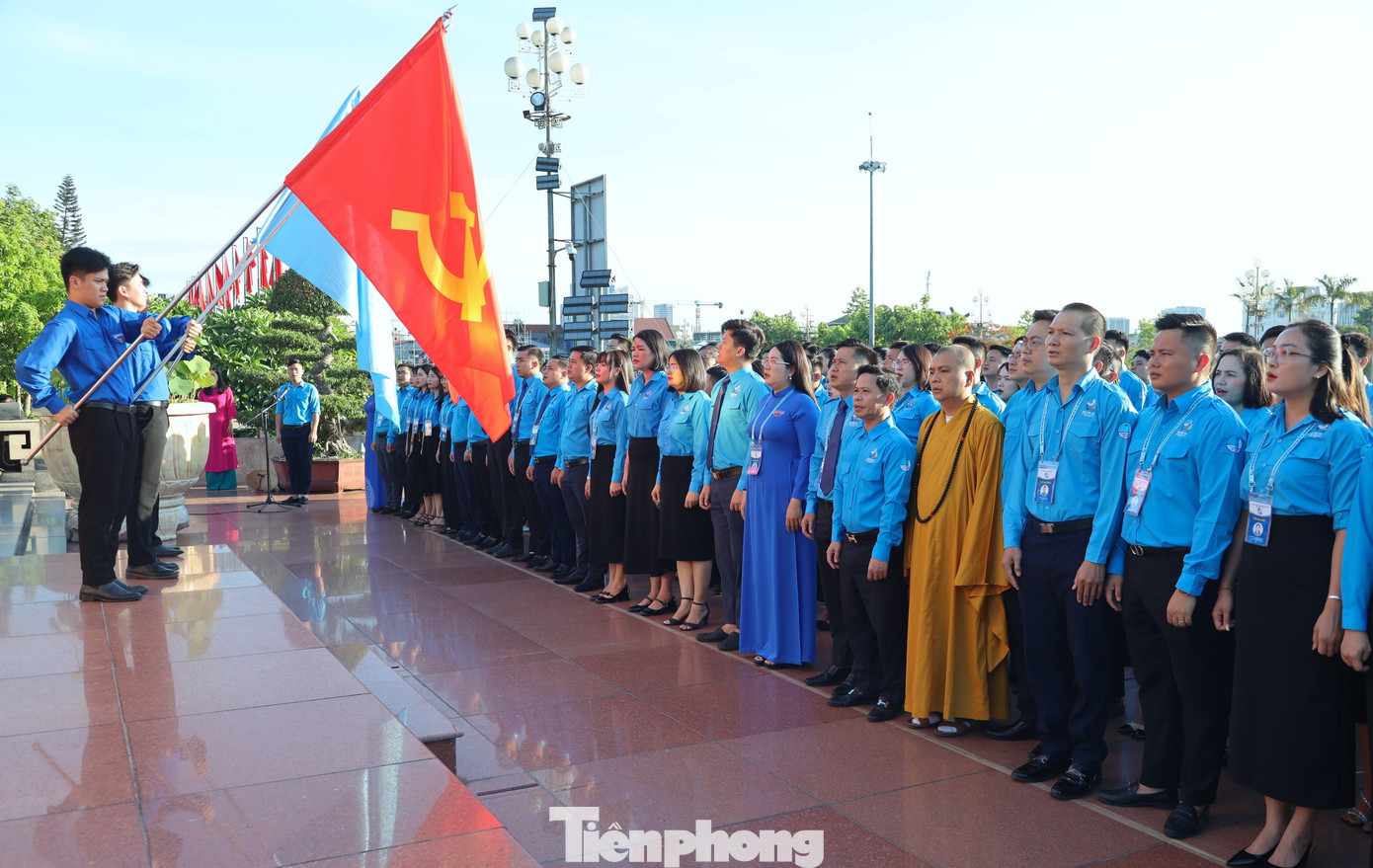 Các đại biểu thực hiện nghi thức chào cờ.