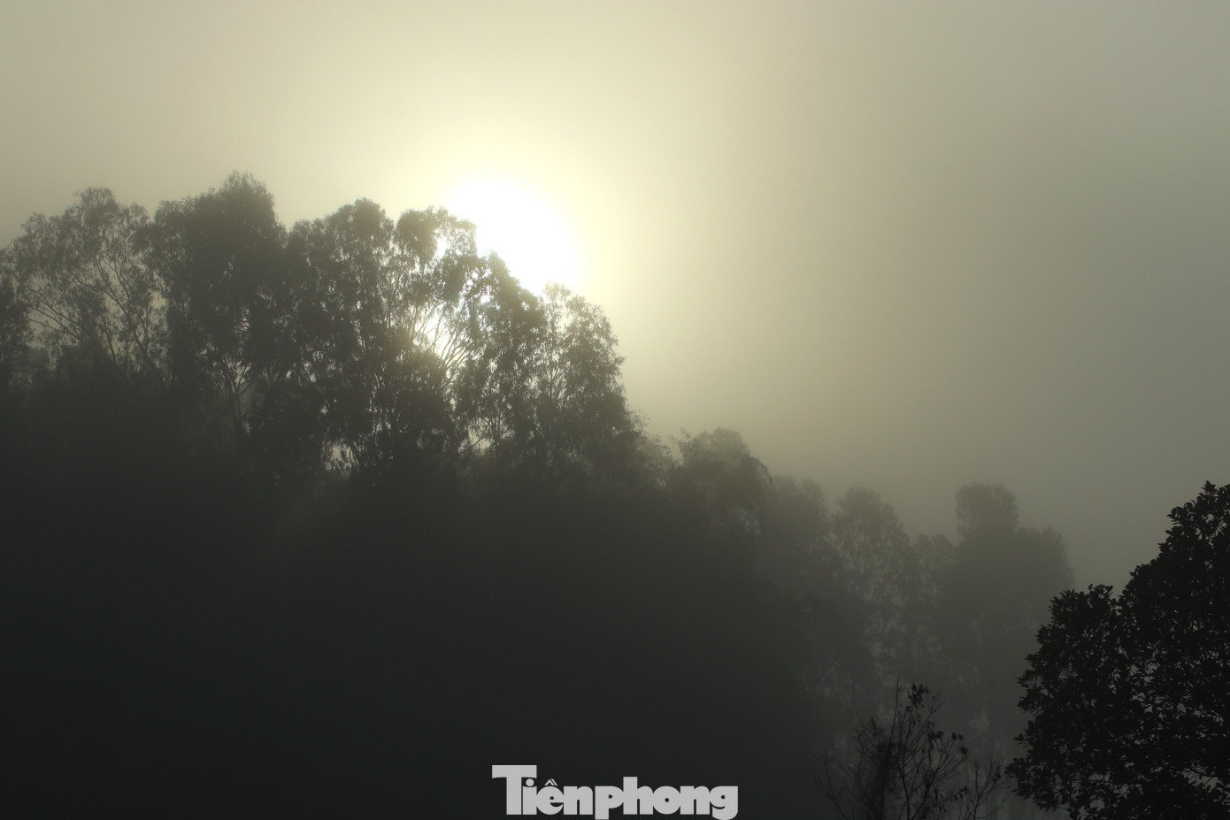 Hơn 9h sáng, mặt trời lấp ló mờ ảo sau màn sương. Hơn 9h sáng, mặt trời lấp ló mờ ảo sau màn sương.