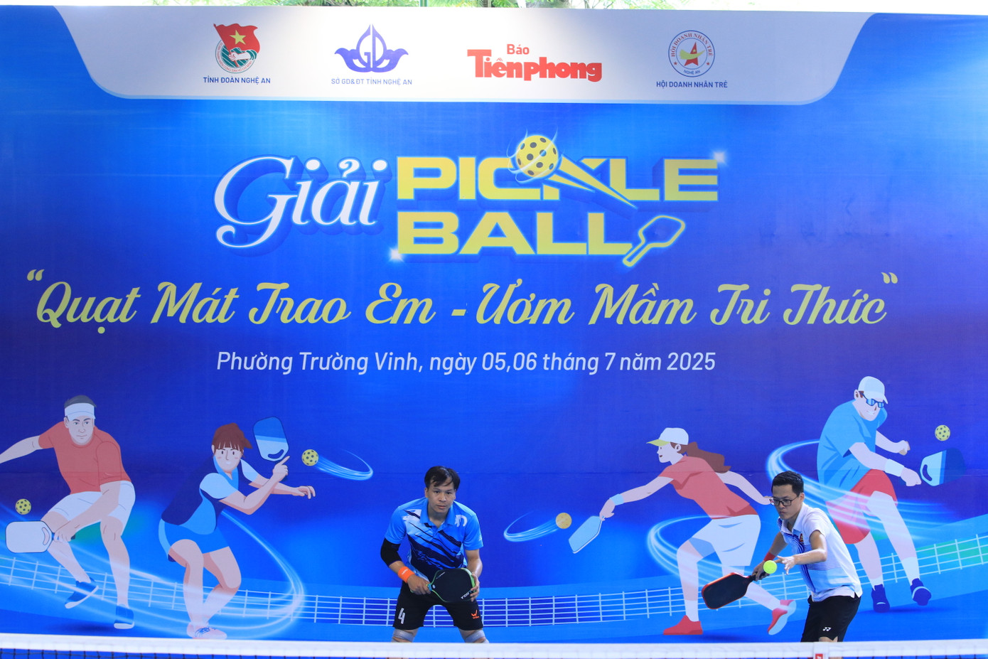 Ngày 5/7, sau lễ khai mạc giải đấu Pickleball “Quạt mát trao em - Ươm mầm tri thức” đã diễn ra loạt trận đấu ở cả 4 nội dung thi đấu. Các cặp vận động viên đã bùng nổ với những pha bóng nhanh, mạnh mẽ, cống hiến cho các khán giả những trận đấu đẹp mắt. Ngày 5/7, sau lễ khai mạc giải đấu Pickleball “Quạt mát trao em - Ươm mầm tri thức” đã diễn ra loạt trận đấu ở cả 4 nội dung thi đấu. Các cặp vận động viên đã bùng nổ với những pha bóng nhanh, mạnh mẽ, cống hiến cho các khán giả những trận đấu đẹp mắt.