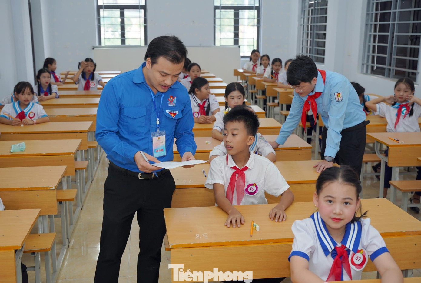 Ban tổ chức làm thủ tục cần thiết trước khi các thí sinh bước vào phần thi. Ban tổ chức làm thủ tục cần thiết trước khi các thí sinh bước vào phần thi.