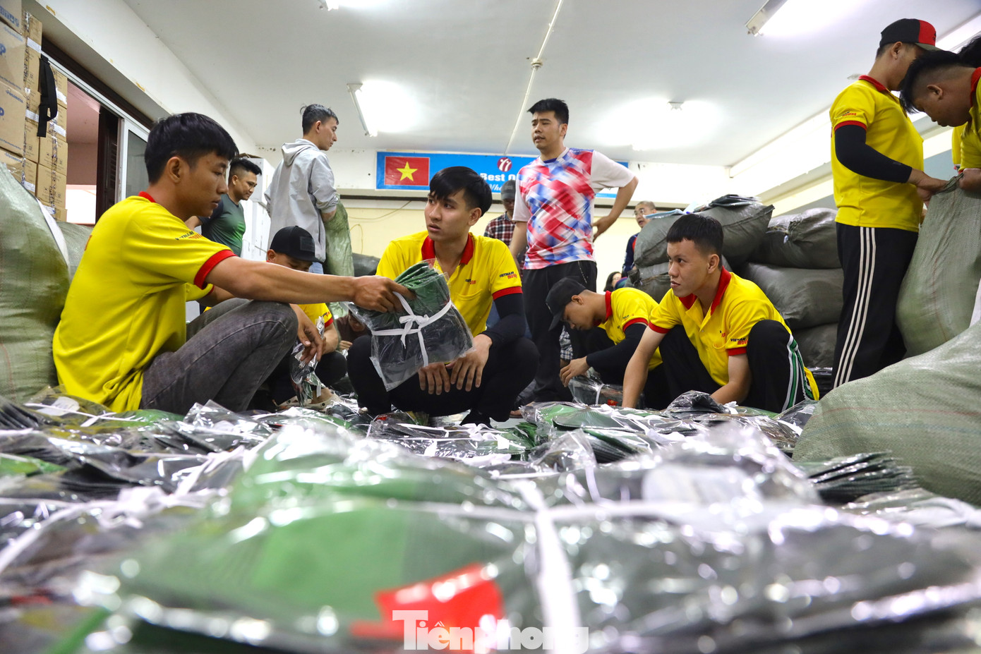 Theo Ban Tổ chức, mỗi vận động viên tham gia giải Tiền Phong Marathon 2025 sẽ được nhận một bộ racekit bao gồm: Áo chạy, mũ và túi đựng đồ.