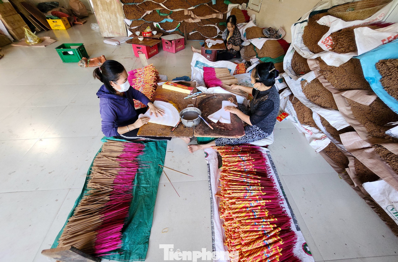 Dịp Tết Nguyên đán 2024, cơ sở sản xuất hương của chị Nguyễn Thị Lý (làng nghề Tây Lân) phải thuê 30 nhân công về làm để kịp hàng giao cho khách. Mỗi ngày, cơ sở của chị Lý sản xuất hơn 1,5 vạn búp hương đưa ra thị trường.