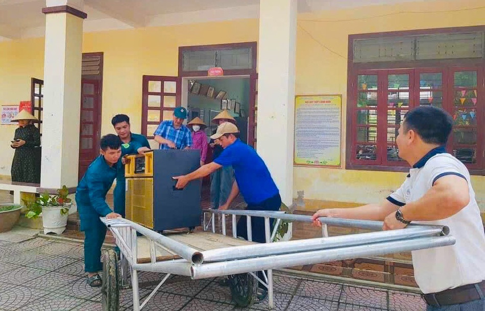 Tại trường mầm non Châu Thắng (xã Châu Thắng, huyện Quỳ Châu, Nghệ An), nhận thấy nguy cơ xảy ra mưa lớn có thể ảnh hưởng đến tài sản, thiết bị dạy học trong trường nên đoàn viên thanh niên xã Châu Thắng đã phối hợp với chính quyền địa phương đến trường di dời các tài sản đến nơi an toàn.