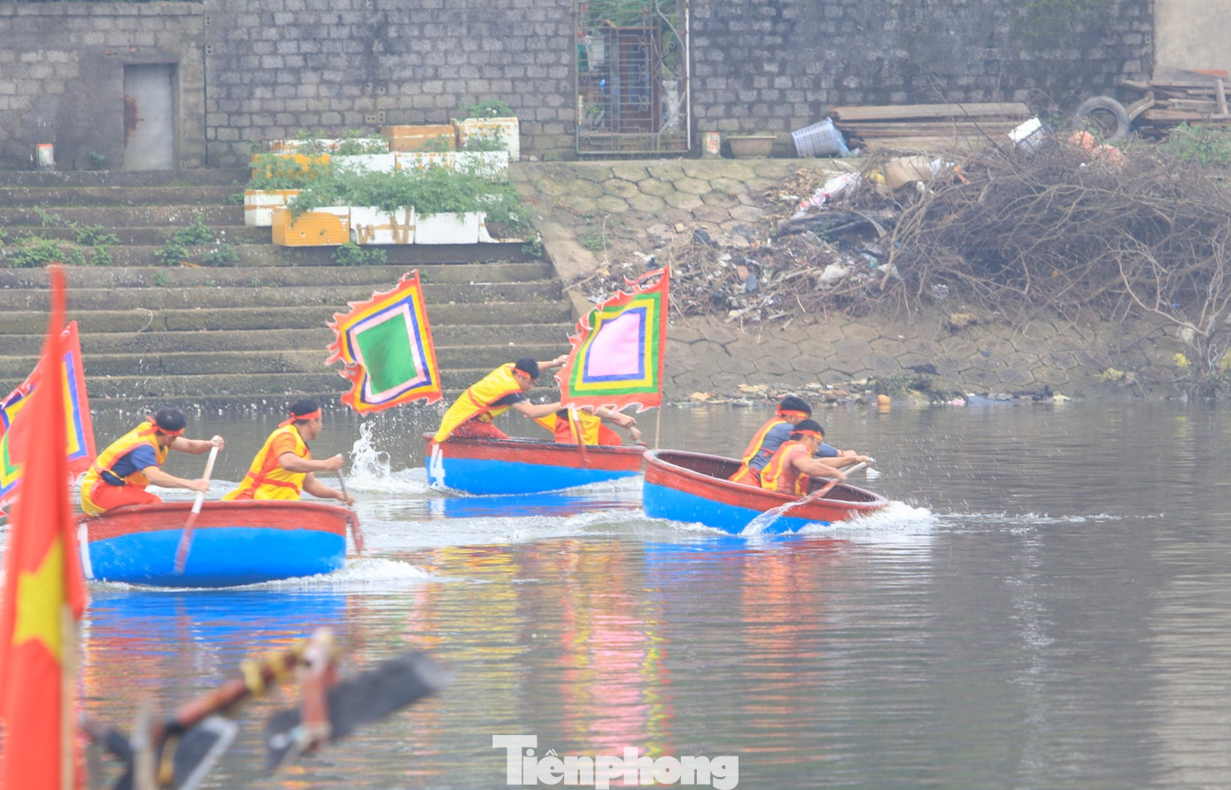 Tham gia lễ hội năm nay có 8 đội đua. Mỗi đội có 2 thuyền viên chèo trên quảng đường sông dài khoảng 500 m. Sau 2 lượt thi đấu, ban tổ chức chọn 2 đội nhất nhì để bước vào vòng thi chung kết.