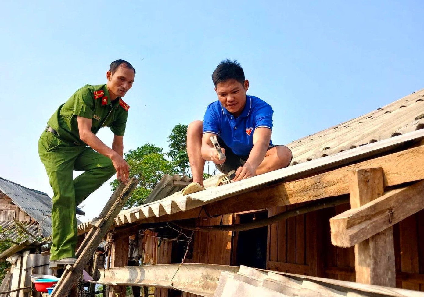 Các đoàn viên thanh niên, lực lượng chức năng trở thành những người thợ sửa nhà giúp người dân.