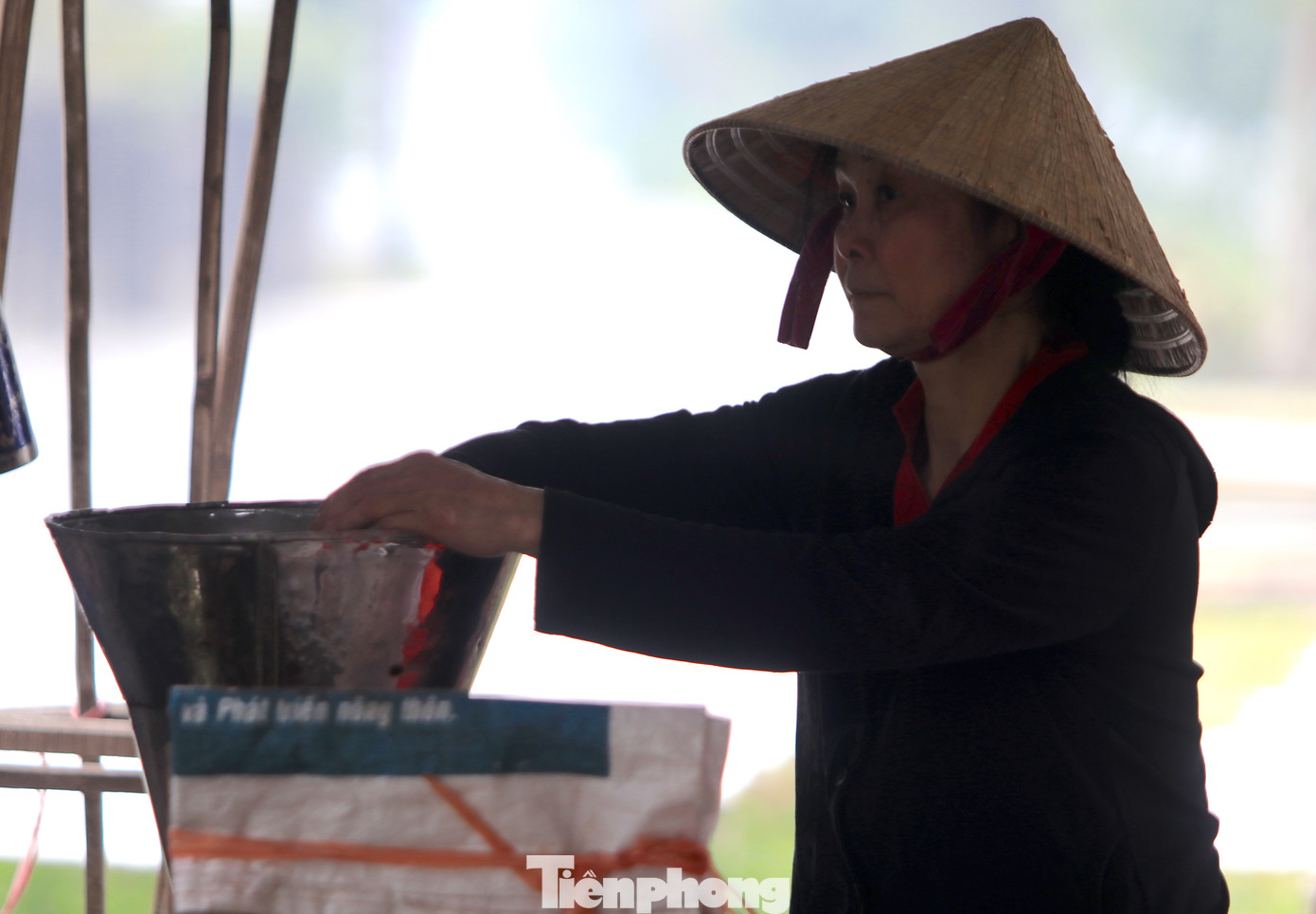 Chị Nguyễn Thị Lý (chủ cơ sở hương làng nghề Tây Lân) cho biết, những ngày cuối năm, cơ sở của chị sản xuất 15.000 búp hương mỗi ngày. Để kịp hàng, ngoài các nhân công sẵn có chị phải thuê thêm 4 người thợ và trả lương theo sản phẩm thợ làm được.