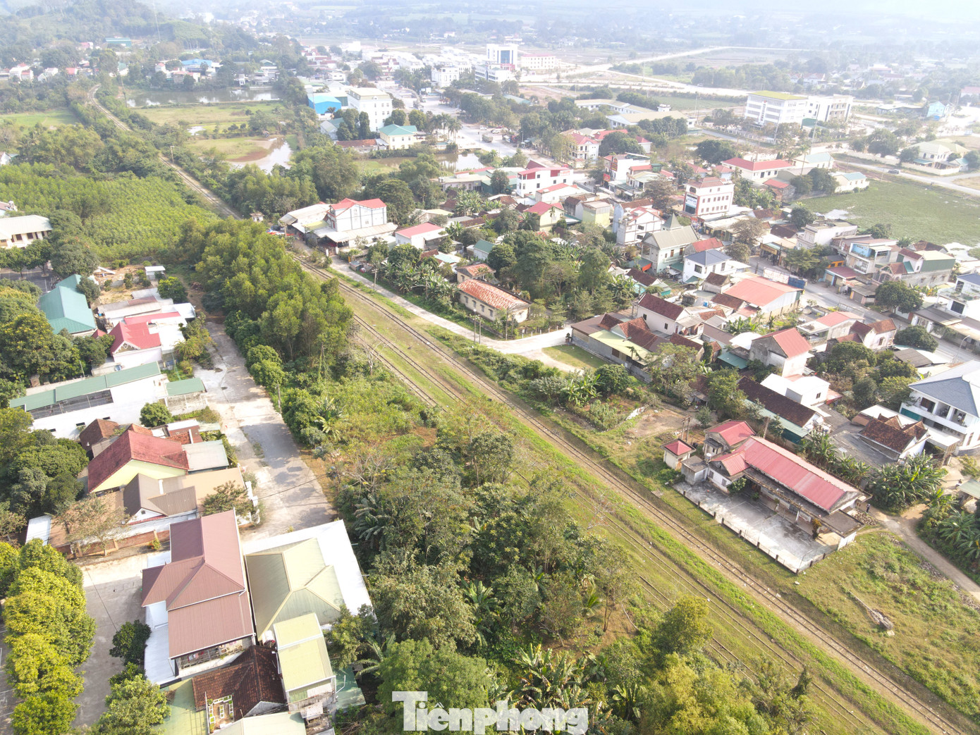 Tuyến đường sắt Cầu Giát - Nghĩa Đàn có tổng chiều dài hơn 30km được đầu tư xây dựng từ năm 1966. Điểm đầu của tuyến từ ga Cầu Giát (huyện Quỳnh Lưu, Nghệ An), điểm cuối là ga Nghĩa Đàn (nay là thị xã Thái Hòa, Nghệ An).