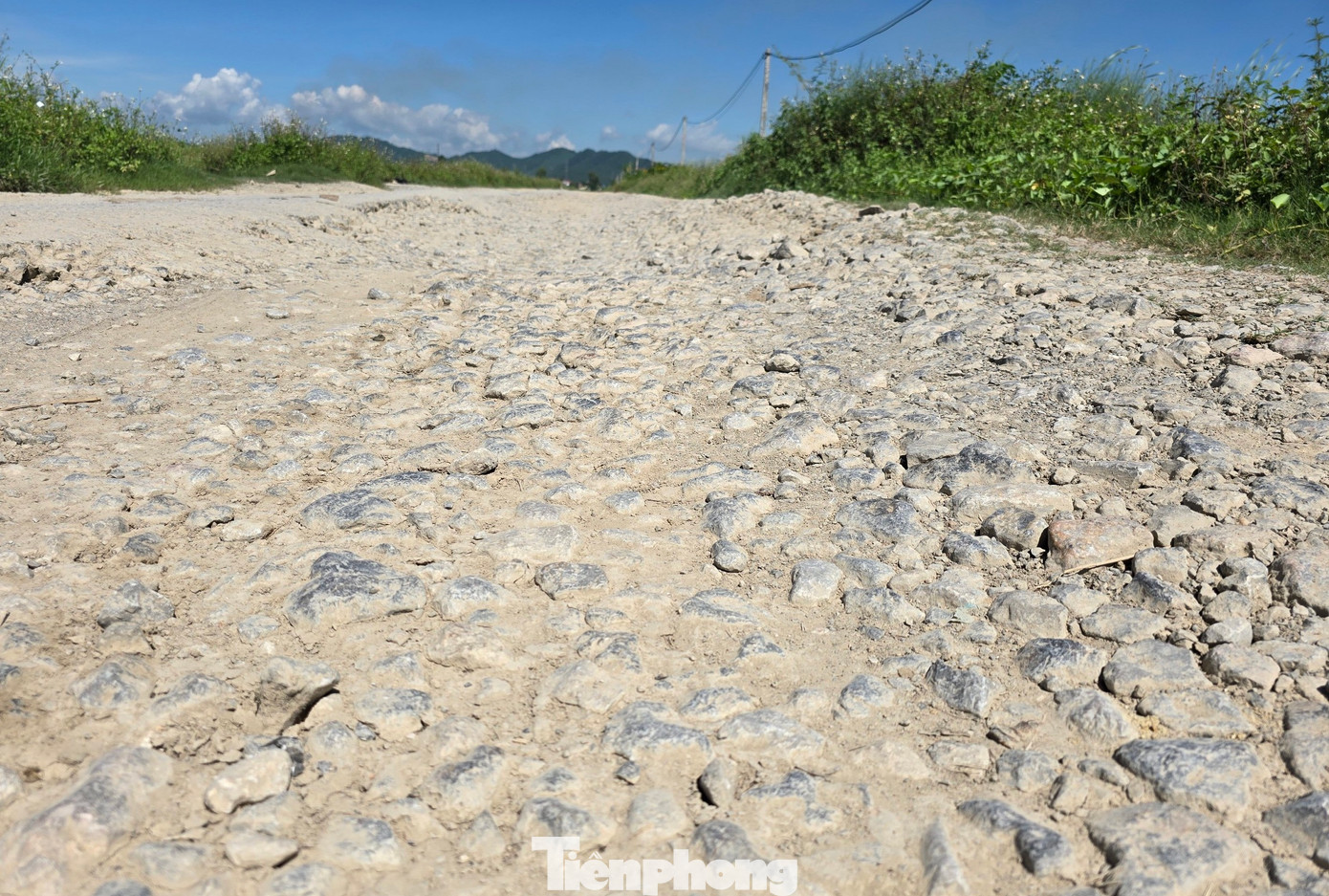 Sau nhiều năm sử dụng, tuyến đường chưa hoàn thiện đã bị xuống cấp nghiêm trọng khiến việc đi lại của người dân trên địa bàn gặp khó khăn.