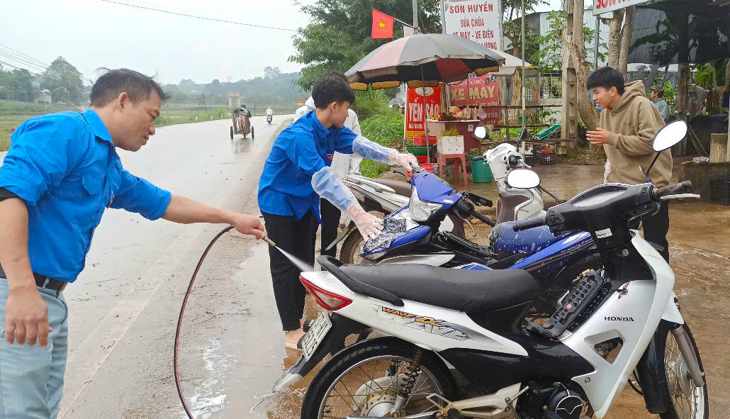 Hàng chục đoàn viên thanh niên nhiệt tình tham gia chương trình rửa xe gây quỹ từ thiện. Hàng chục đoàn viên thanh niên nhiệt tình tham gia chương trình rửa xe gây quỹ từ thiện.