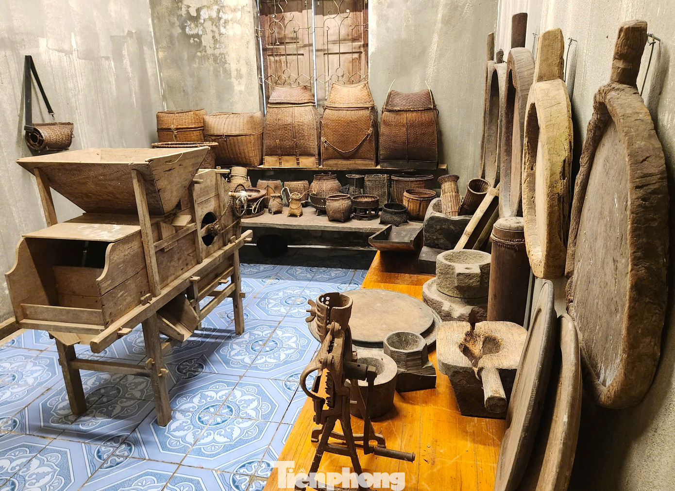 Bà Sầm Thị Bích chia sẻ từ năm 1990, bà đã bắt đầu sưu tầm đồ vật cổ của các dân tộc vùng cao. Sau hàng chục năm dày công sưu tầm, hiện bảo tàng của bà Bích có hàng trăm hiện vật khác nhau.