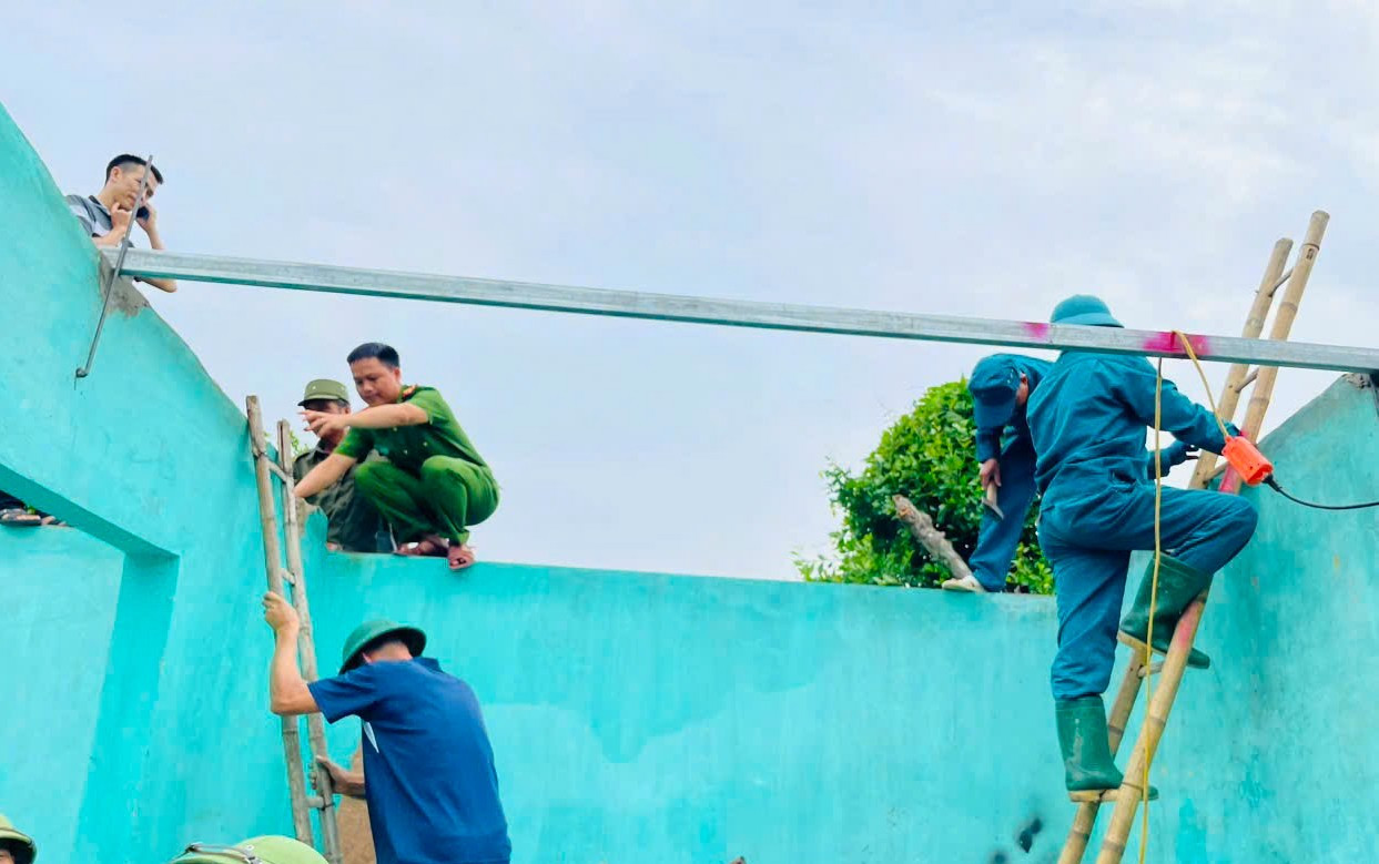 Lợp lại mái tôn cho nhà người dân bị thổi bay sau đợt mưa gió lớn vào tối 6/9.