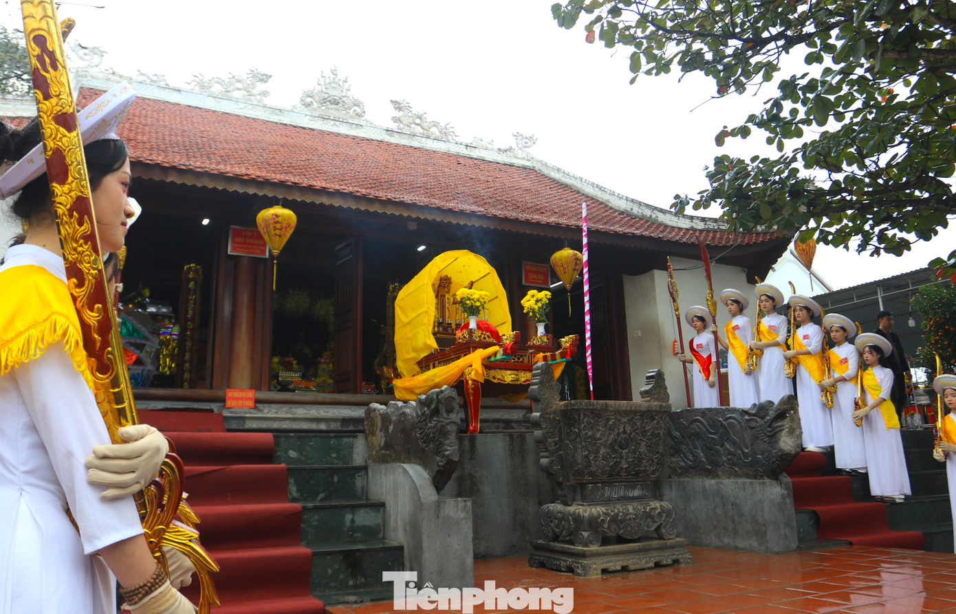 23 cô gái đứng 2 bên khu vực diễn ra nghi lễ tạo nên không khí trang nghiêm và ấn tượng cho lễ hội.
