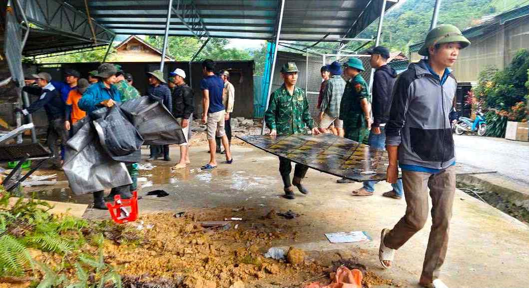 Ngay sau khi nhận được thông tin, cán bộ, chiến sĩ Đồn Biên phòng Na Loi đã nhanh chóng có mặt tại hiện trường, phối hợp cắm biển cảnh báo nguy hiểm. Đồng thời tổ chức ứng trực, hỗ trợ người dân di dời tài sản, đảm bảo an toàn khu vực bị ảnh hưởng. Ngay sau khi nhận được thông tin, cán bộ, chiến sĩ Đồn Biên phòng Na Loi đã nhanh chóng có mặt tại hiện trường, phối hợp cắm biển cảnh báo nguy hiểm. Đồng thời tổ chức ứng trực, hỗ trợ người dân di dời tài sản, đảm bảo an toàn khu vực bị ảnh hưởng.