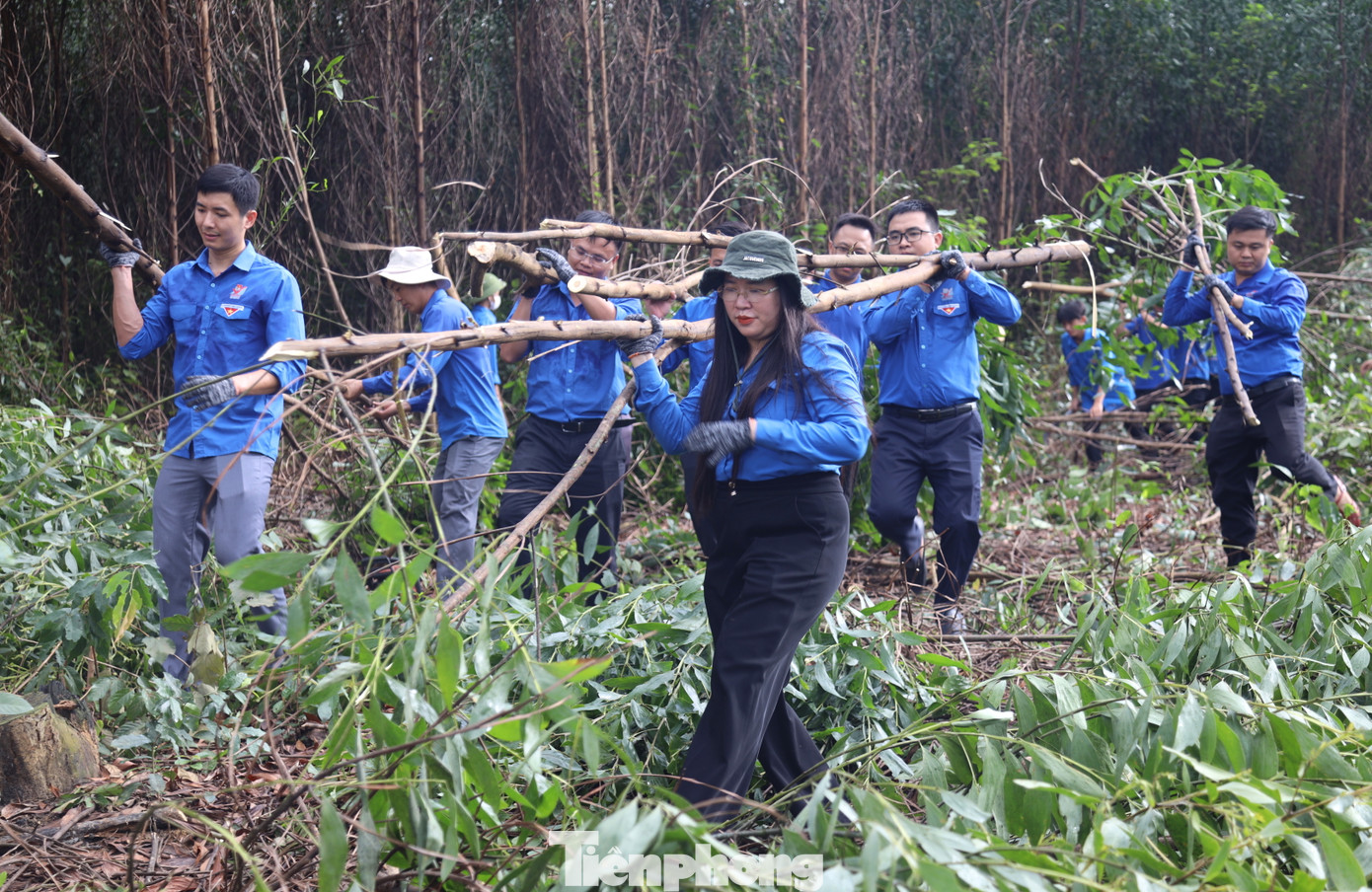 Chị Nguyễn Thị Phương Thúy - Phó Bí thư Thường trực Tỉnh Đoàn Nghệ An khẳng định, đợt thi đua cao điểm của tuổi trẻ Nghệ An đã diễn ra với nhiều hoạt động ý nghĩa. Đợt thi đua được triển khai sôi nổi, rộng khắp, tạo khí thế và thu hút được đông đảo đoàn viên, thanh niên và người dân địa phương hưởng ứng. Thời gian qua, các đoàn viên thanh niên tình nguyện đã tham gia vận động các hộ dân bị ảnh hưởng bàn giao mặt bằng; hỗ trợ người dân di dời, tháo dỡ tài sản, di chuyển ra khỏi vùng hành lang lưới điện; tuyên truyền cho người dân về mục đích, ý nghĩa, tầm quan trọng của dự án; tặng quà, tiếp sức cho đội ngũ thi công...