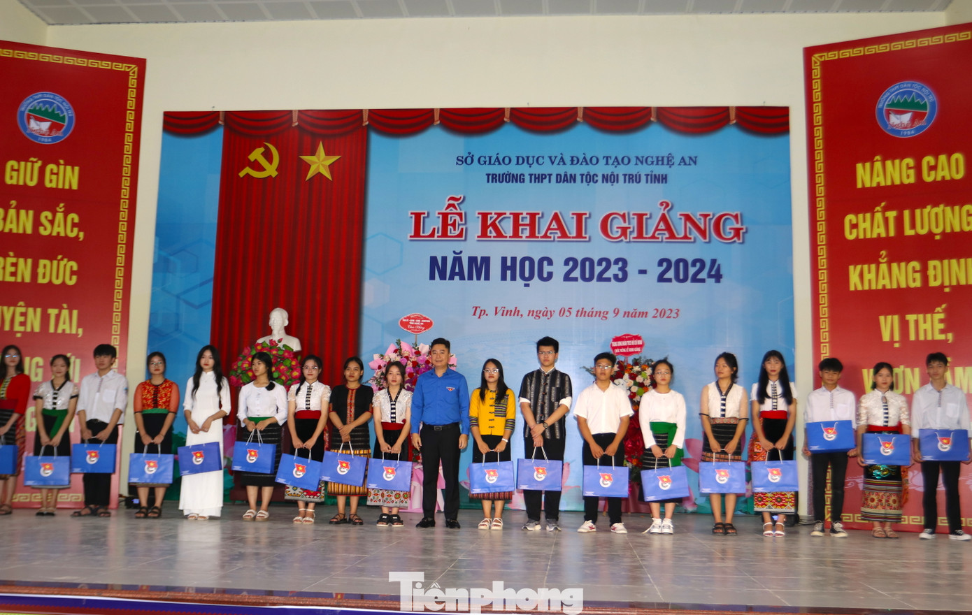 Bí thư Tỉnh Đoàn Nghệ An Lê Văn Lương tặng 20 suất quà cho Bí thư chi đoàn.