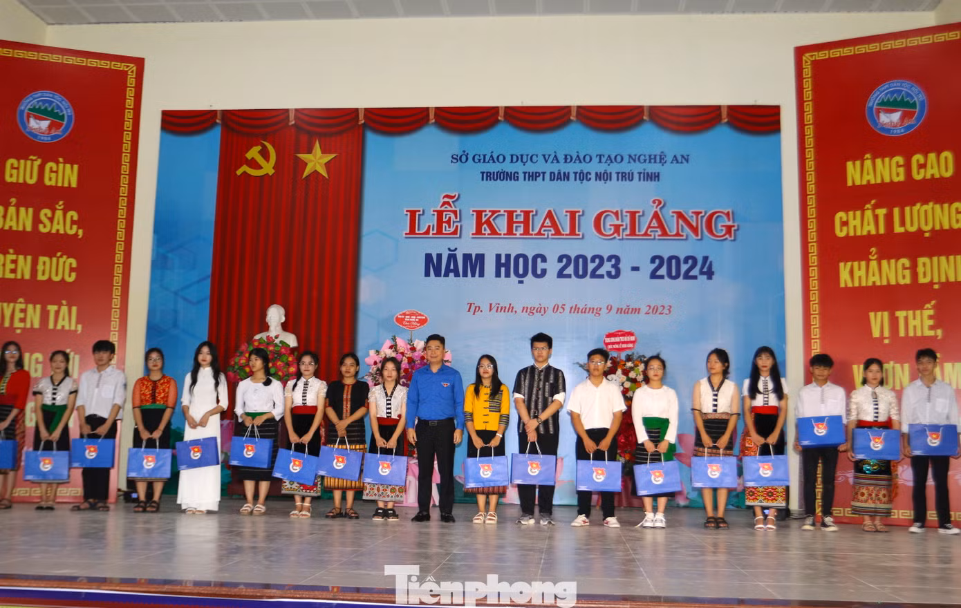 Bí thư Tỉnh Đoàn Nghệ An Lê Văn Lương tặng 20 suất quà cho Bí thư chi đoàn. Bí thư Tỉnh Đoàn Nghệ An Lê Văn Lương tặng 20 suất quà cho Bí thư chi đoàn.