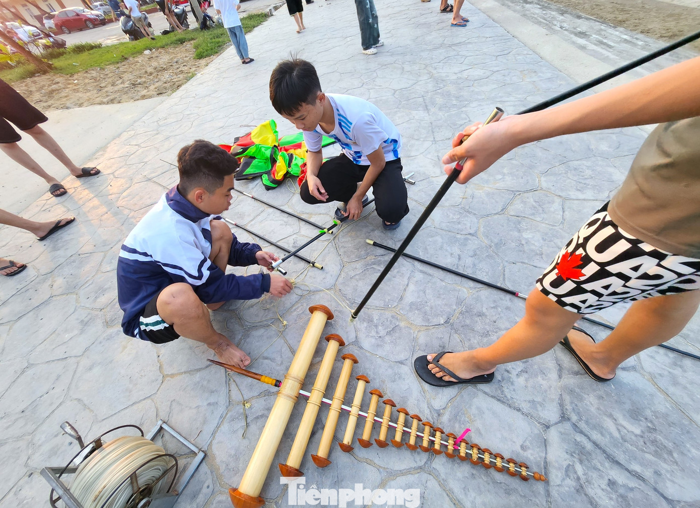 Trước khi thả diều, những người chơi sẽ kiểm tra thật kỹ con diều để tránh trường hợp bất trắc xảy ra khi diều đang ở trên không trung. Trong đó quan trọng nhất là khớp nối dây, khung diều và kiểm tra sáo đã được buộc chặt hay chưa. Chỉ cần một sơ suất nhỏ, diều có thể bị "rụng" và sẽ dẫn đến hư hỏng, thiệt hại lớn.