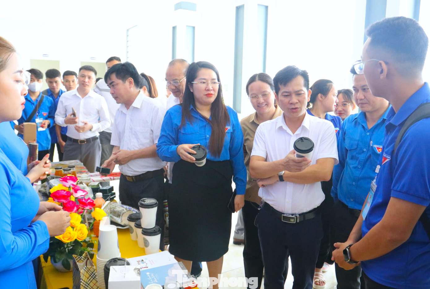 Các giám khảo lắng nghe về sản phẩm cafe của một dự án thanh niên khởi nghiệp. Các giám khảo lắng nghe về sản phẩm cafe của một dự án thanh niên khởi nghiệp.