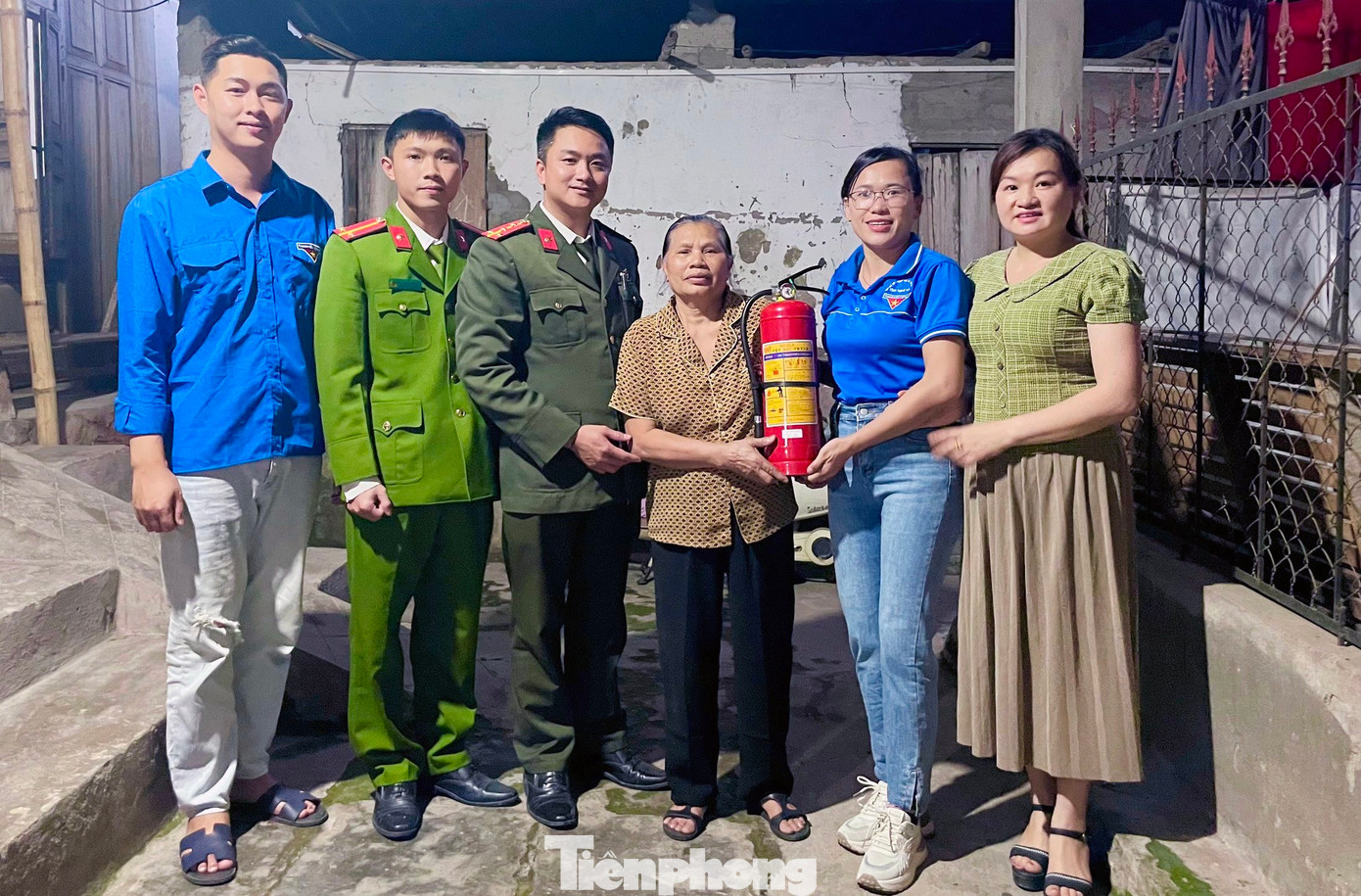 Bà Hoàng Thị Mai (gia đình neo đơn, có công với cách mạng) và bà Vi Thị Dung (gia đình có hoàn cảnh đặc biệt khó khăn, chồng và con bị chất độc da cam) tại khối Hòa Bắc, thị trấn Thạch Giám (Tương Dương) là những hộ được trao tặng. 8 bình còn lại sẽ tiếp tục được trao trong ngày 23/3. Ảnh: Lô Việt Đức