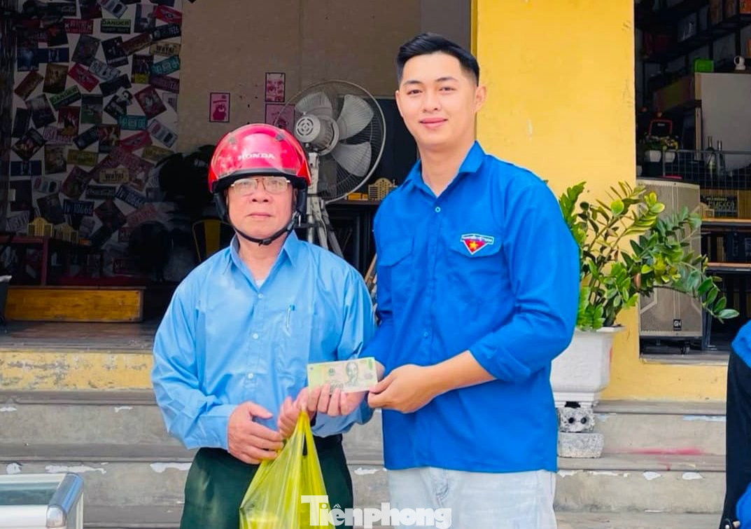 Ngay khi biết về chương trình gây quỹ, nhiều người dân trên địa bàn đã tới ủng hộ nhiệt tình. Ông Kêm Giang Nguyệt là một trong những vị khách đầu tiên đến ủng hộ chương trình. Ông cho biết, bản thân mình thấy đây là hoạt động vô cùng thiết thực, ý nghĩa, nhất là khi mùa hè đang cận kề, việc hỗ trợ các thiết bị phòng, chống cháy, nổ cần được triển khai càng sớm càng an toàn. Ảnh: Lô Lan