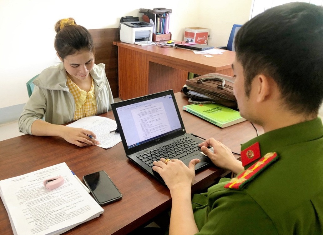 Công an làm việc với đối tượng cầm đầu đường dây Nguyễn Thị Oanh.