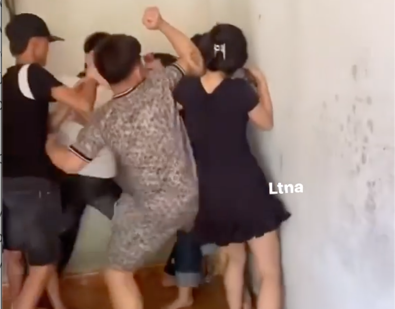 Nhóm thanh niên lao vào đánh đập mặc dù có 2 người bạn gái đứng ra can ngăn.