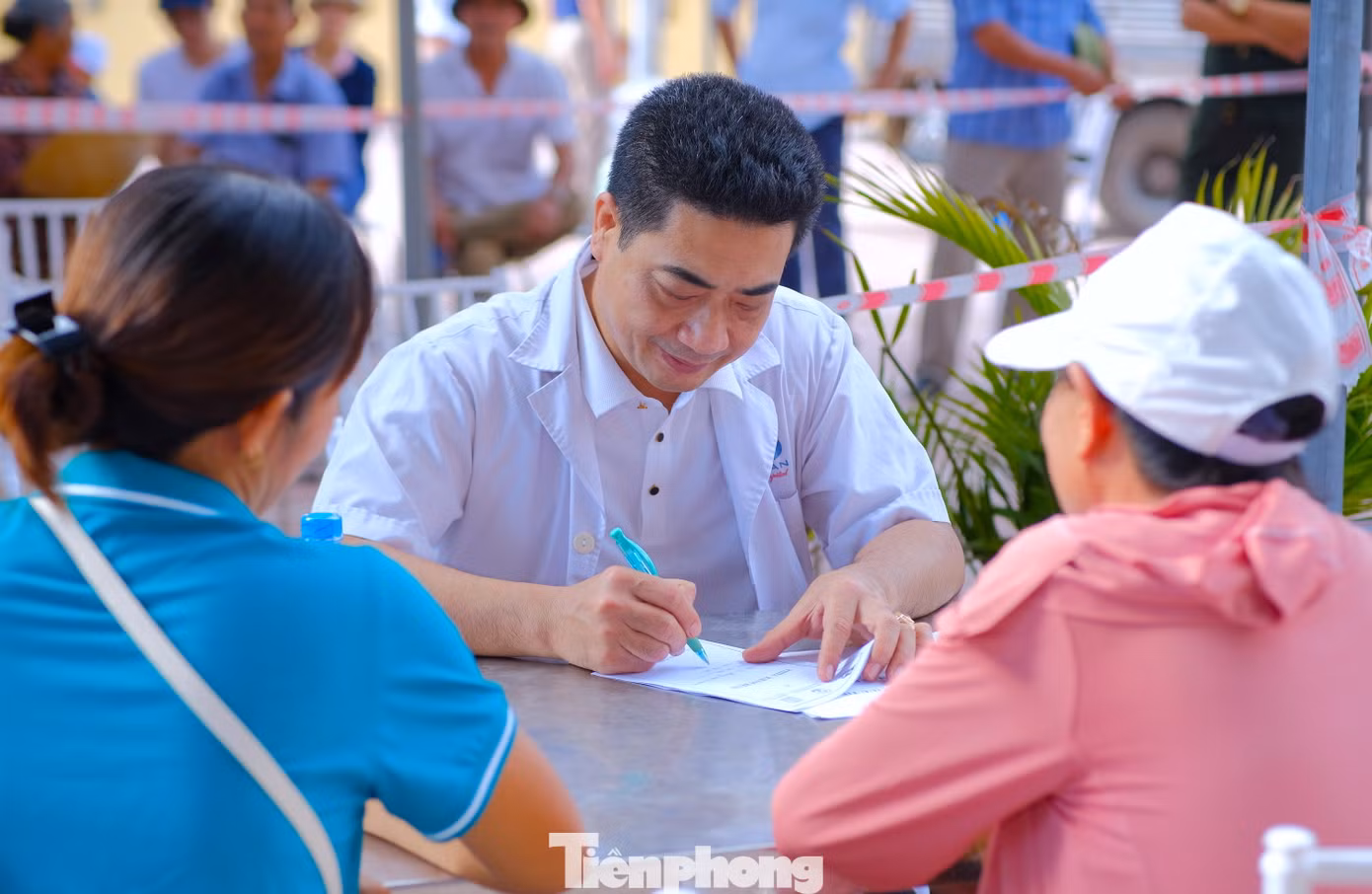 Các y, bác sĩ đã tiến hành thăm khám tổng quát cho người dân nhằm sớm phát hiện các căn bệnh thường gặp cũng như các căn bệnh nguy hiểm. Từ đó sớm có biện pháp chữa trị kịp thời, hiệu quả. Trước khi thăm khám, người dân được các y bác sĩ ghi thông tin, triệu chứng thường gặp.