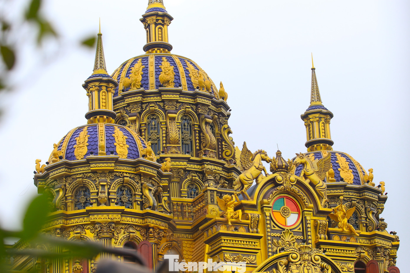 Chủ nhân tòa lâu đài này cho hay, dự kiến đến cuối năm 2024, lâu đài mới hoàn thiện 100% khâu trang trí nội thất bên trong và chuyển vào sinh sống. Khi chuyển vào ở vẫn sẽ tiếp tục mở cửa để du khách vào tham quan.