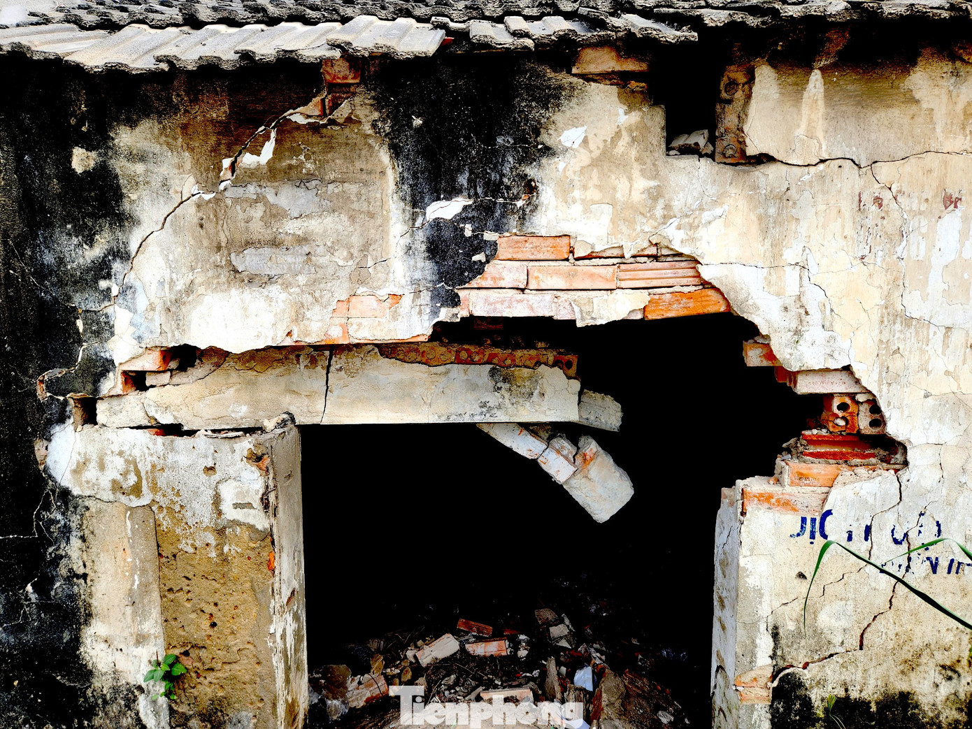 Đá từ vụ nổ mìn văng làm rách tấm biển quảng cáo bên đường quốc lộ 1A. Một căn nhà dân không có người bị đá văng gây sập tường. Đá từ vụ nổ mìn văng làm rách tấm biển quảng cáo bên đường quốc lộ 1A. Một căn nhà dân không có người bị đá văng gây sập tường.