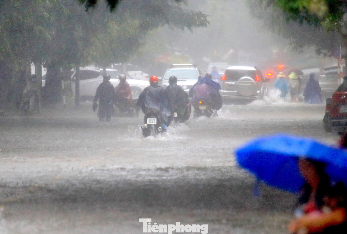 Đến gần 12h trưa 23/9, thời tiết ở thành phố Vinh vẫn có mưa. Nhiều tuyến đường vẫn đang ngập sâu trong nước.