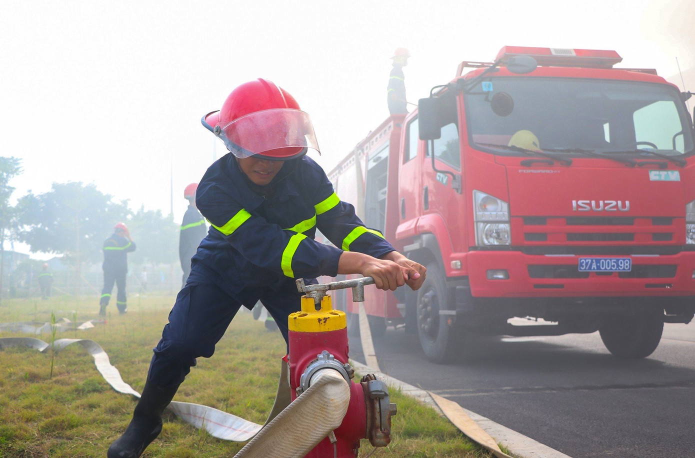 Lực lượng cứu hỏa nhanh chóng triển khai các phương tiện chữa cháy để dập lửa tại hiện trường.