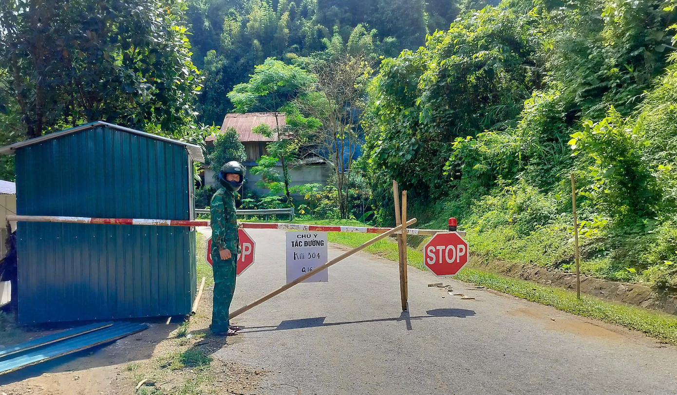 Các cán bộ chiến sĩ Đồn Biên phòng Nhôn Mai lập điểm túc trực để cảnh báo cho người dân và các phương tiện không đi qua điểm bị sạt lở trên quốc lộ 16.
