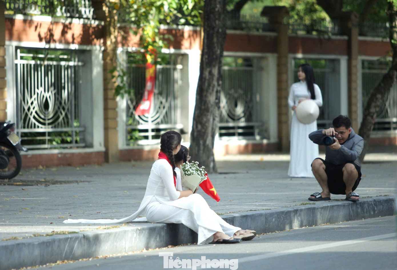 Vốn làm thợ chụp ở studio, nhưng tranh thủ những ngày rảnh, anh Đặng Minh Tuấn (SN 1998, trú huyện Nam Đàn, Nghệ An) lại mang máy ảnh ra đường Lê Mao để chụp ảnh dạo. Tuấn cho biết, mỗi khách chụp hình mất khoảng 30 phút. Mỗi buổi anh có thể chụp được 5-6 khách. Dịp cuối tuần hay lễ khách đông, anh có thể chụp được nhiều hơn.