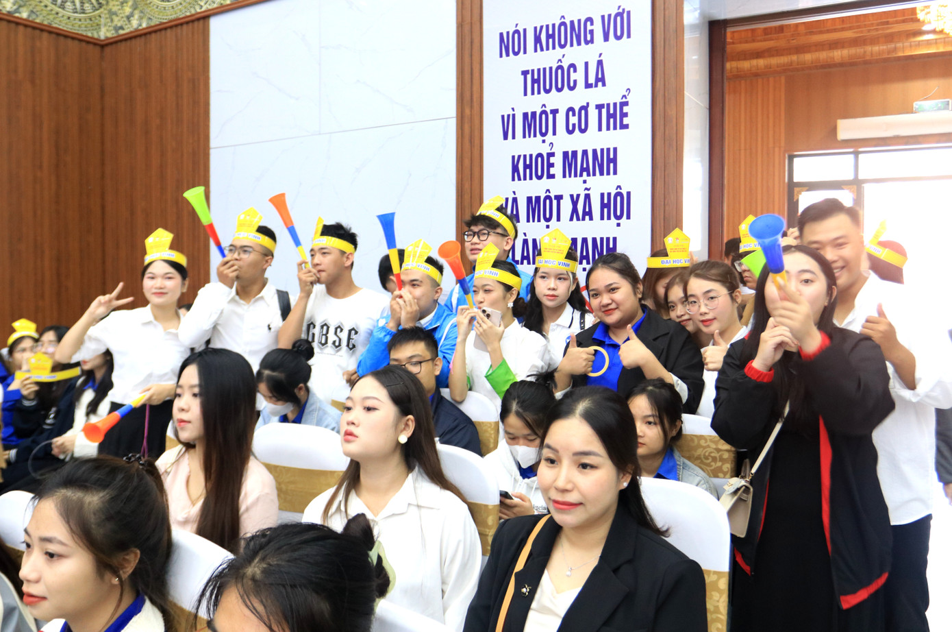 Phía dưới, các cổ động viên nhiệt tình cổ vũ cho các đội thi. Phía dưới, các cổ động viên nhiệt tình cổ vũ cho các đội thi.