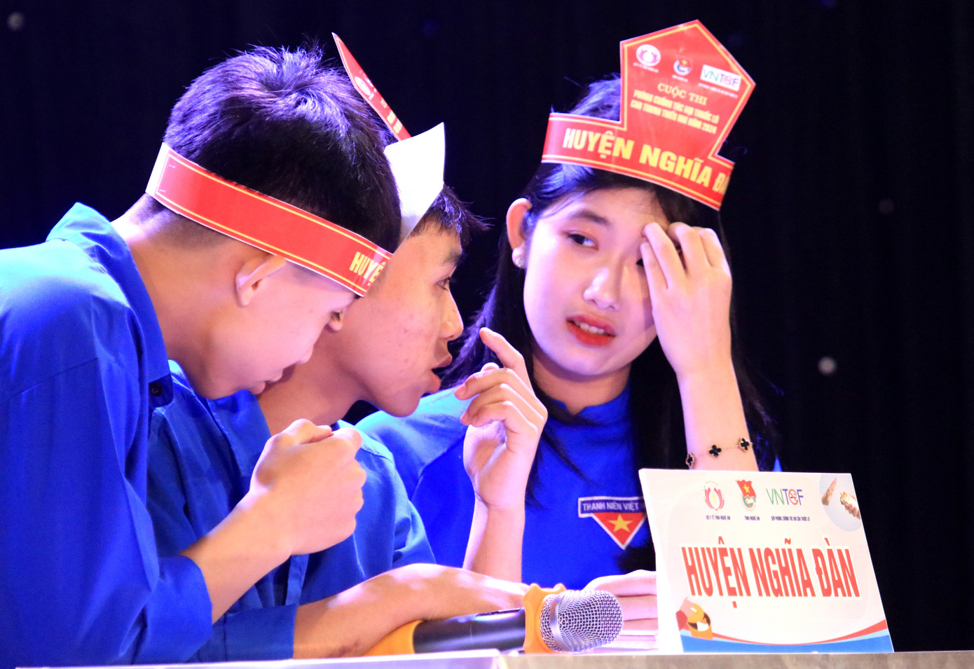 Ở phần thi trắc nghiệm thứ 2, các đội cử 3 đại diện tham gia trả lời các câu hỏi của Ban tổ chức liên quan đến Luật Phòng, chống tác hại của thuốc lá; Quy định cấm hút thuốc và xử phạt vi phạm quy định về địa điểm cấm hút thuốc lá; Tác hại của thuốc lá với sức khỏe bản thân và người xung quanh; các bệnh liên quan đến thuốc lá. Ở phần thi trắc nghiệm thứ 2, các đội cử 3 đại diện tham gia trả lời các câu hỏi của Ban tổ chức liên quan đến Luật Phòng, chống tác hại của thuốc lá; Quy định cấm hút thuốc và xử phạt vi phạm quy định về địa điểm cấm hút thuốc lá; Tác hại của thuốc lá với sức khỏe bản thân và người xung quanh; các bệnh liên quan đến thuốc lá.