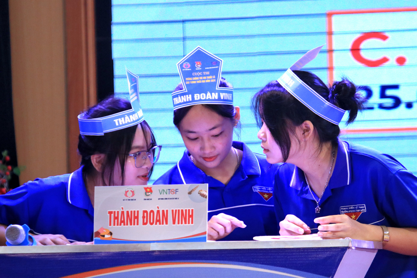 Ở phần thi trắc nghiệm thứ 2, các đội cử 3 đại diện tham gia trả lời các câu hỏi của Ban tổ chức liên quan đến Luật Phòng, chống tác hại của thuốc lá; Quy định cấm hút thuốc và xử phạt vi phạm quy định về địa điểm cấm hút thuốc lá; Tác hại của thuốc lá với sức khỏe bản thân và người xung quanh; các bệnh liên quan đến thuốc lá. Ở phần thi trắc nghiệm thứ 2, các đội cử 3 đại diện tham gia trả lời các câu hỏi của Ban tổ chức liên quan đến Luật Phòng, chống tác hại của thuốc lá; Quy định cấm hút thuốc và xử phạt vi phạm quy định về địa điểm cấm hút thuốc lá; Tác hại của thuốc lá với sức khỏe bản thân và người xung quanh; các bệnh liên quan đến thuốc lá.