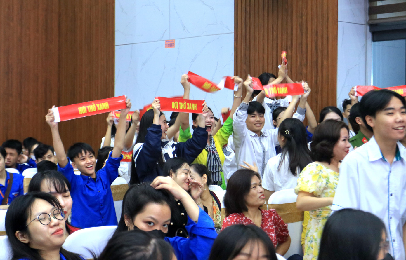 Phía dưới, các cổ động viên nhiệt tình cổ vũ cho các đội thi. Phía dưới, các cổ động viên nhiệt tình cổ vũ cho các đội thi.