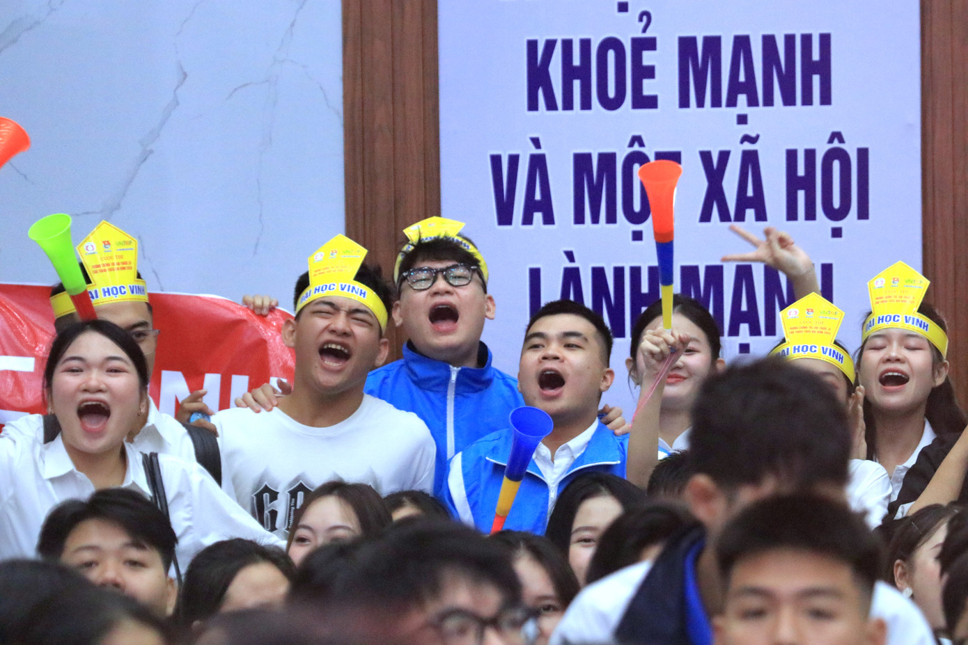 Những tiếng hò reo cổ vũ giúp các đội thi có thêm động lực, tinh thần để vượt qua các thử thách do Ban tổ chức đặt ra. Những tiếng hò reo cổ vũ giúp các đội thi có thêm động lực, tinh thần để vượt qua các thử thách do Ban tổ chức đặt ra.