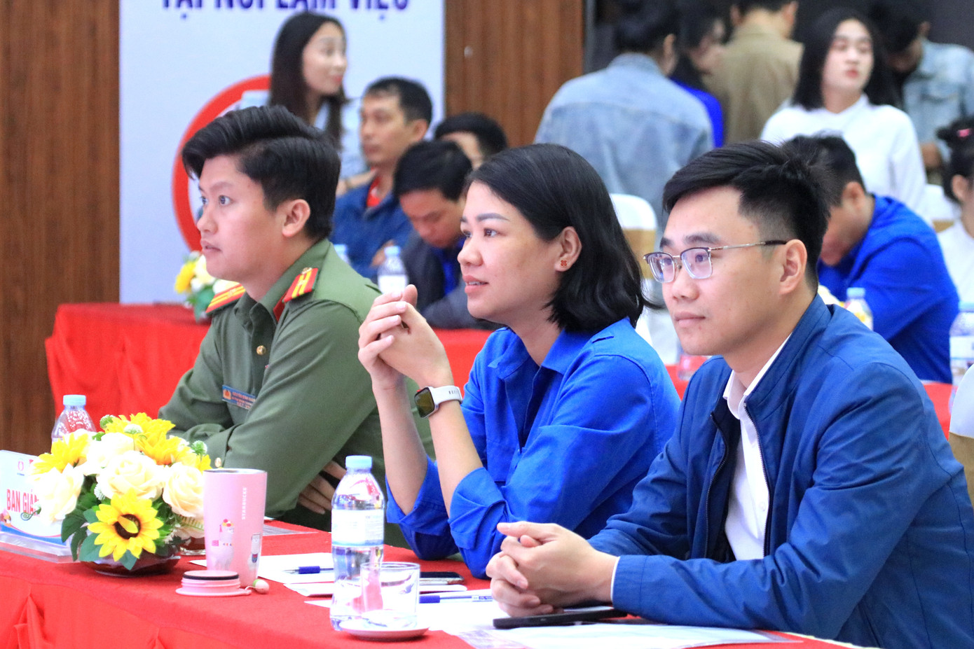 Ban giám khảo cuộc thi chăm chú xem từng tiểu phẩm, phần thi để chấm điểm và có những đánh giá công tâm nhất cho các đội. Ban giám khảo cuộc thi chăm chú xem từng tiểu phẩm, phần thi để chấm điểm và có những đánh giá công tâm nhất cho các đội.