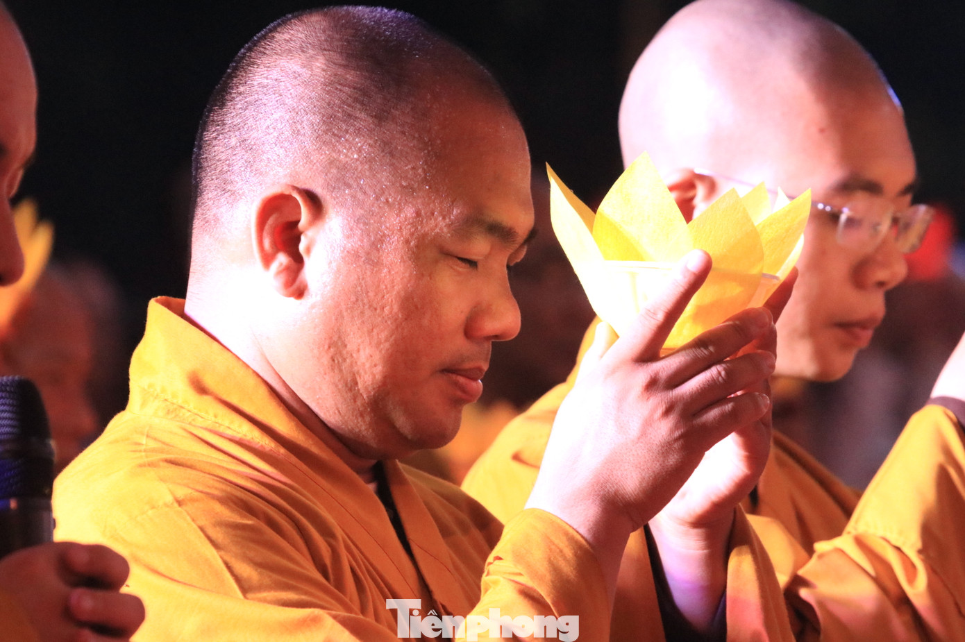 Các chư tôn đức hòa thượng, thượng tọa, đại đức, tăng, ni thực hiện nghi thức lễ tưởng niệm các anh hùng liệt sỹ.