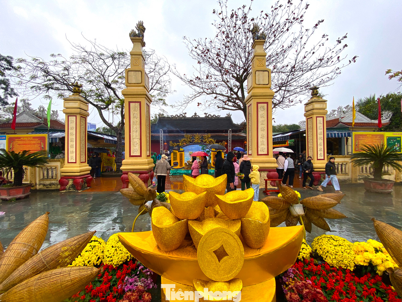 Đền Ông Hoàng Mười còn được gọi là Mỏ Hạc Linh Từ. Từ lâu, đền đã nổi tiếng linh thiêng. Đền được xây dựng từ thời Lê, thờ vị thần chính là Ông Hoàng Mười. Ngoài ra trong đền còn thờ các vị phúc thần như Đặc tiến phụ Quốc Thượng tướng Quân Nguyễn Duy Lạc - vị tướng triều Lê (quê ở làng Xuân Am, xã Hưng Thịnh), Thờ Song Đồng Ngọc Nữ và hệ thống Đạo Mẫu tứ phủ, đứng đầu là Mẫu Liễu Hạnh. Đền Ông Hoàng Mười còn được gọi là Mỏ Hạc Linh Từ. Từ lâu, đền đã nổi tiếng linh thiêng. Đền được xây dựng từ thời Lê, thờ vị thần chính là Ông Hoàng Mười. Ngoài ra trong đền còn thờ các vị phúc thần như Đặc tiến phụ Quốc Thượng tướng Quân Nguyễn Duy Lạc - vị tướng triều Lê (quê ở làng Xuân Am, xã Hưng Thịnh), Thờ Song Đồng Ngọc Nữ và hệ thống Đạo Mẫu tứ phủ, đứng đầu là Mẫu Liễu Hạnh.