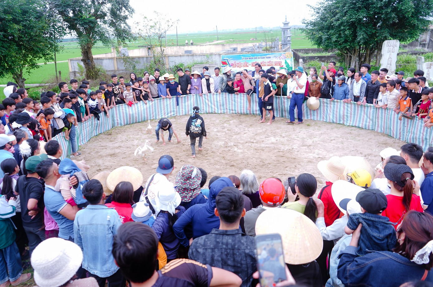 Trò chơi bịt mắt bắt vịt tạo nên nhiều tiếng cười vui cho khán giả. Trò chơi bịt mắt bắt vịt tạo nên nhiều tiếng cười vui cho khán giả.