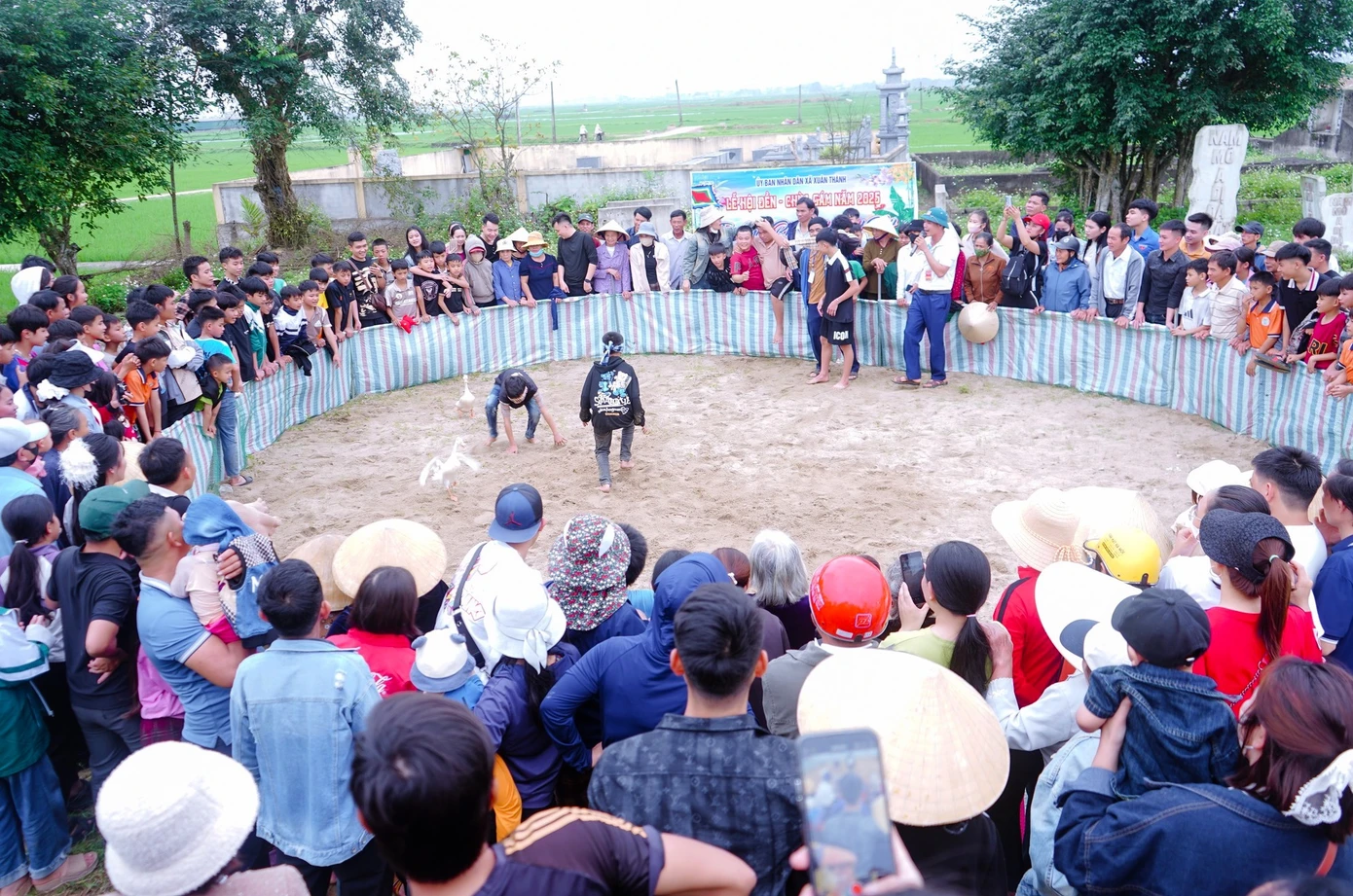 Trò chơi bịt mắt bắt vịt tạo nên nhiều tiếng cười vui cho khán giả.