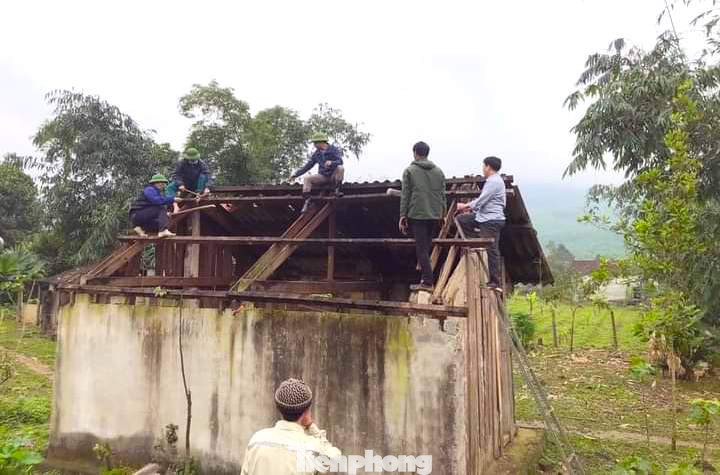 Hoàn cảnh gia đình em Lương Khăm Phon rất khó khăn, đáng thương. Bố mẹ mất sớm nên hai anh em Phon phải sống nương tựa vào nhau. Căn nhà cũ của hai anh em Phon đã xuống cấp, mái ngói đổ sập, dột nát.