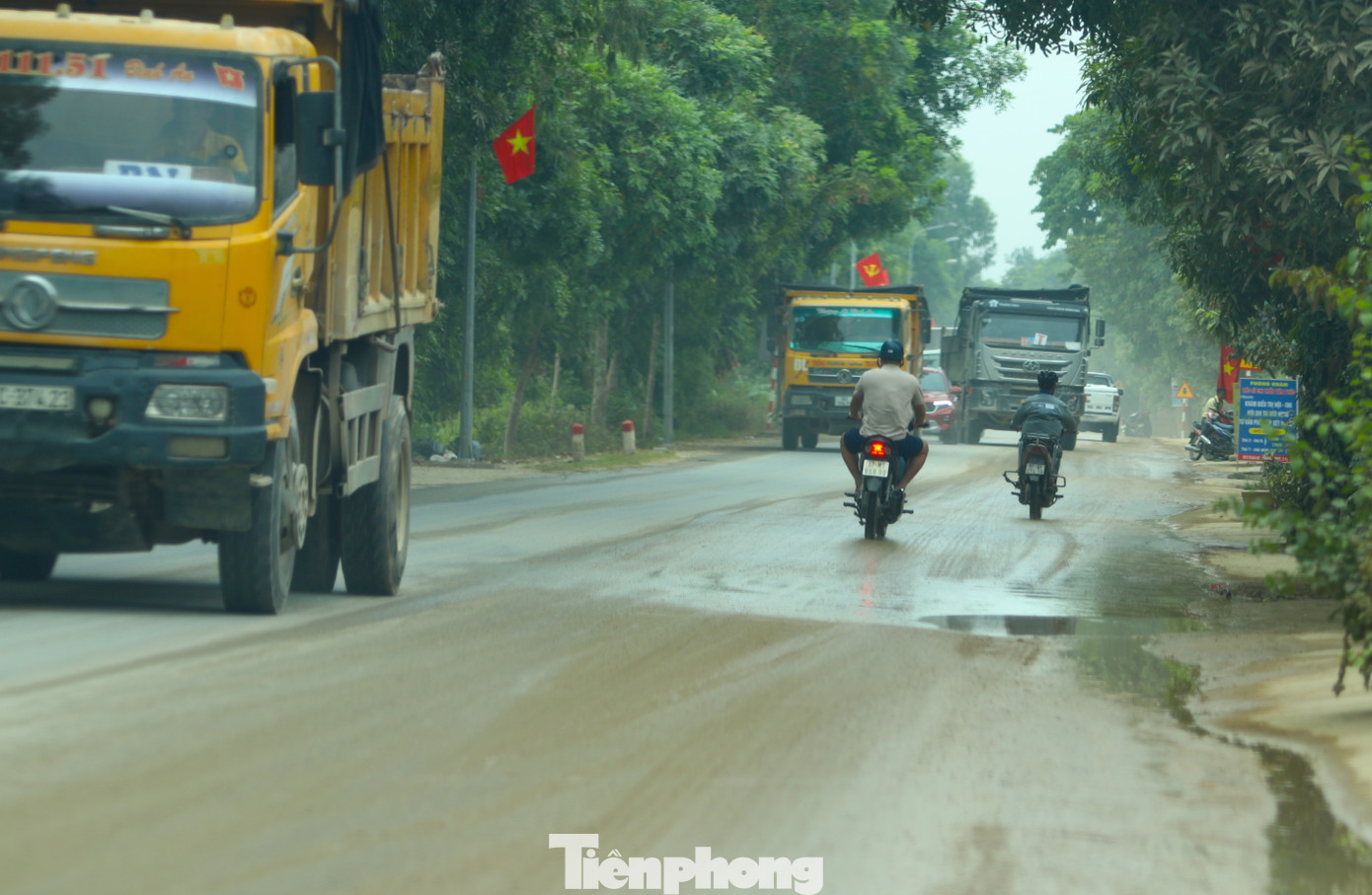 Mặt đường luôn trong tình trạng nhầy nhụa, nhớp nhúa. Ngày nắng thì bụi mù trời, mưa thì đường nhão nhoẹt, bẩn.